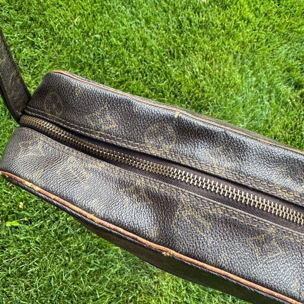 Authentic Louis Vuitton Saumur 36 Monogram Messenger Bag - Picture 8 of 10